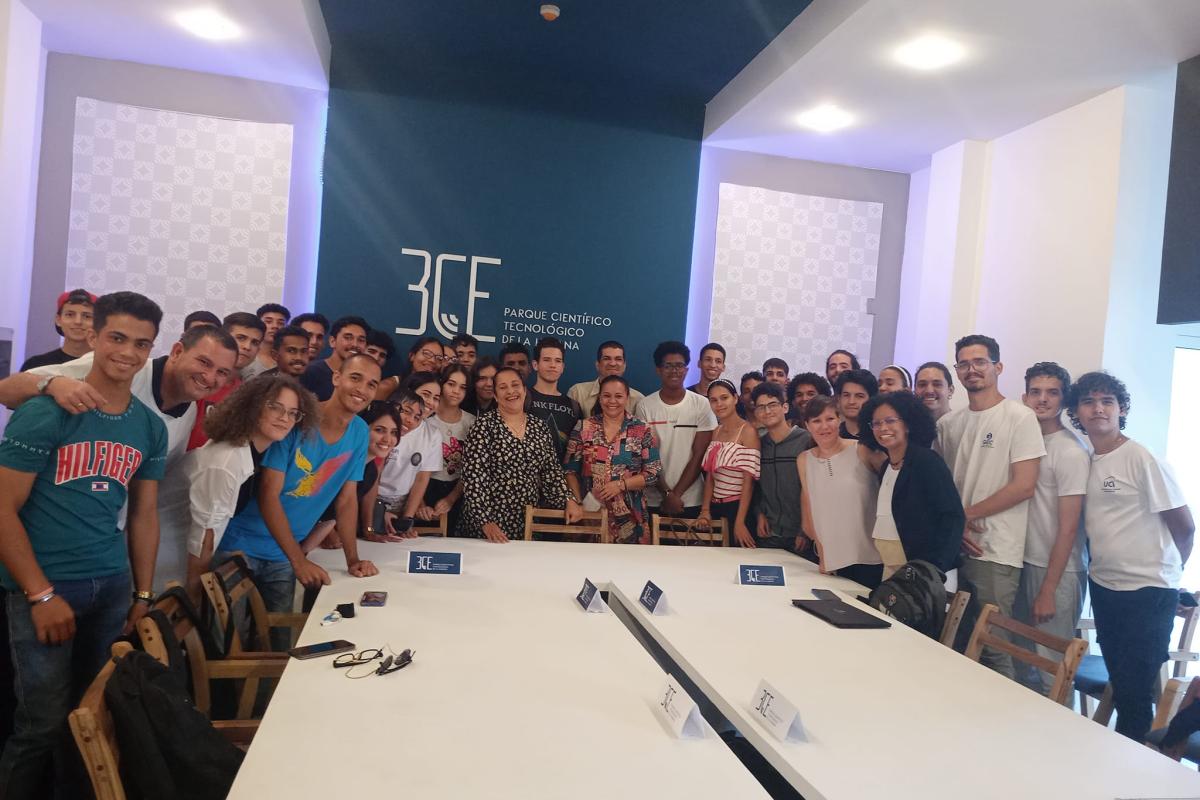 Visita de la ministra al campamento 